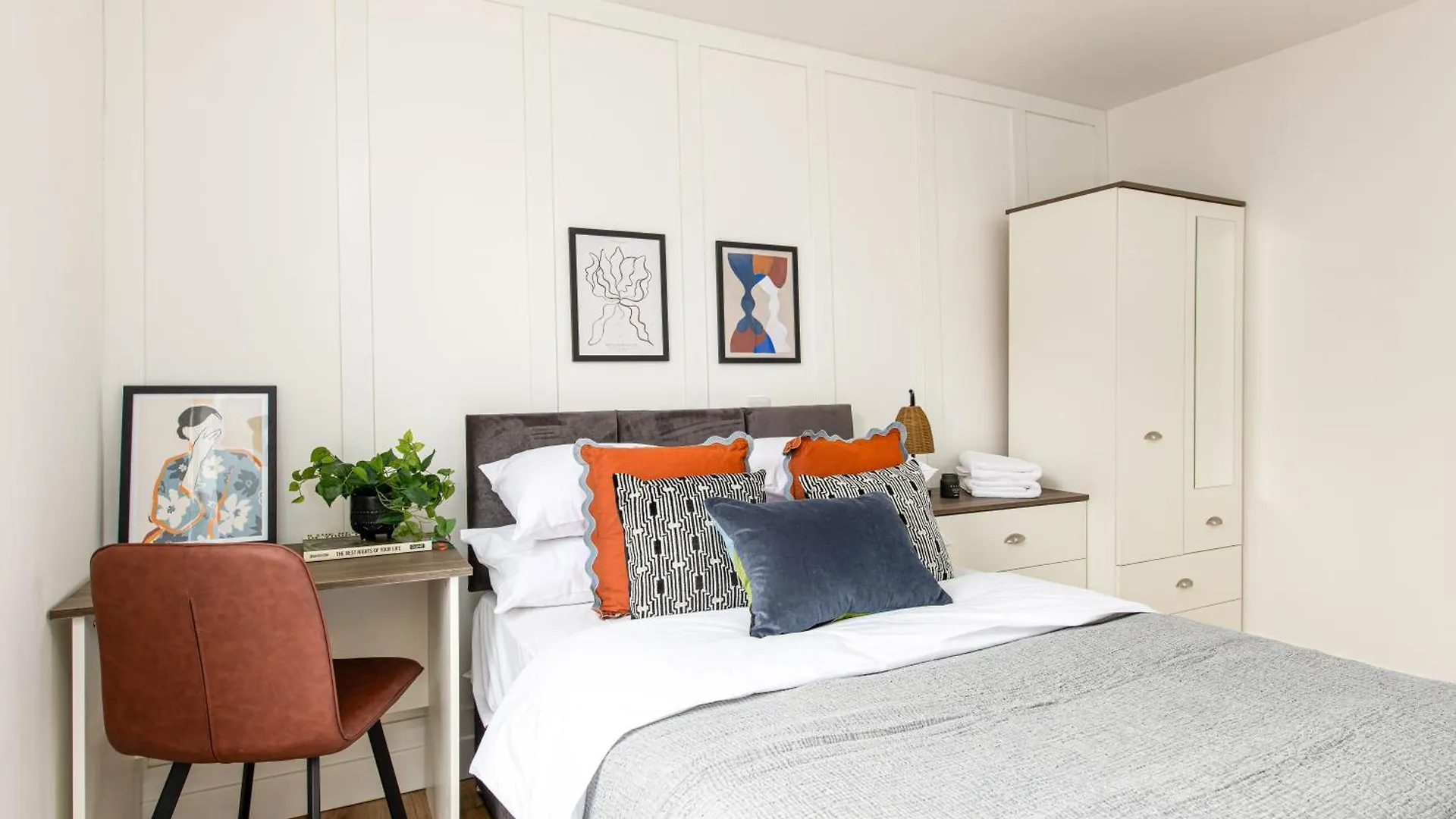 Stylish-5Bed-5Bath-Freeparking-By Fabaccommodation Bristol 0*,  United Kingdom