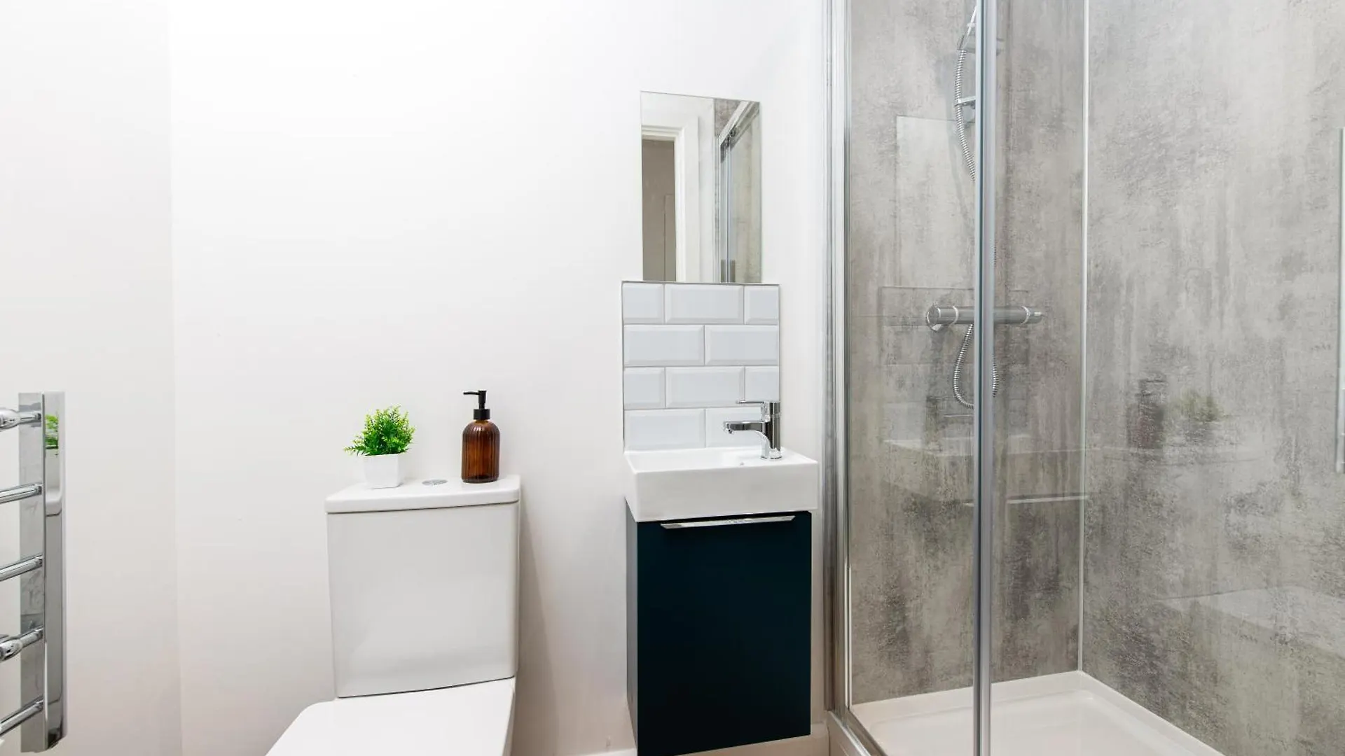 Apartment Stylish-5Bed-5Bath-Freeparking-By Fabaccommodation Bristol