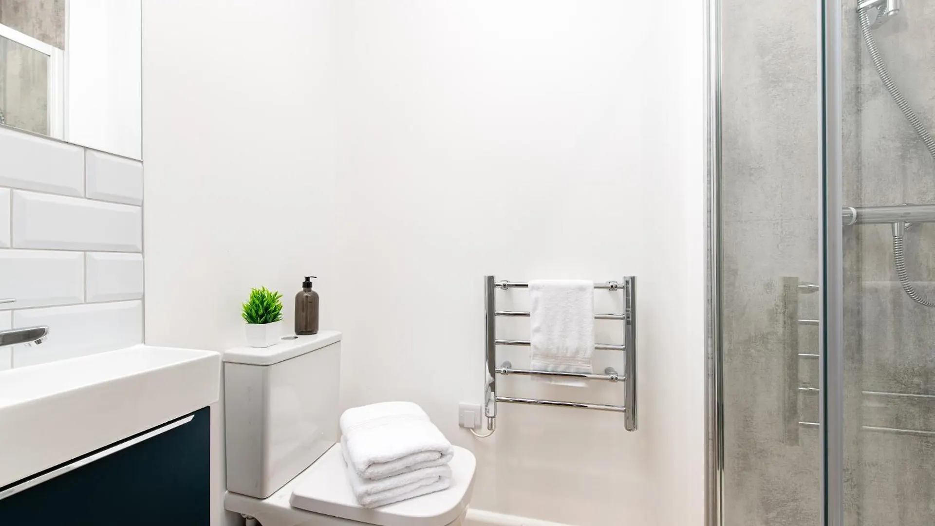 Stylish-5Bed-5Bath-Freeparking-By Fabaccommodation Bristol 0*,  United Kingdom