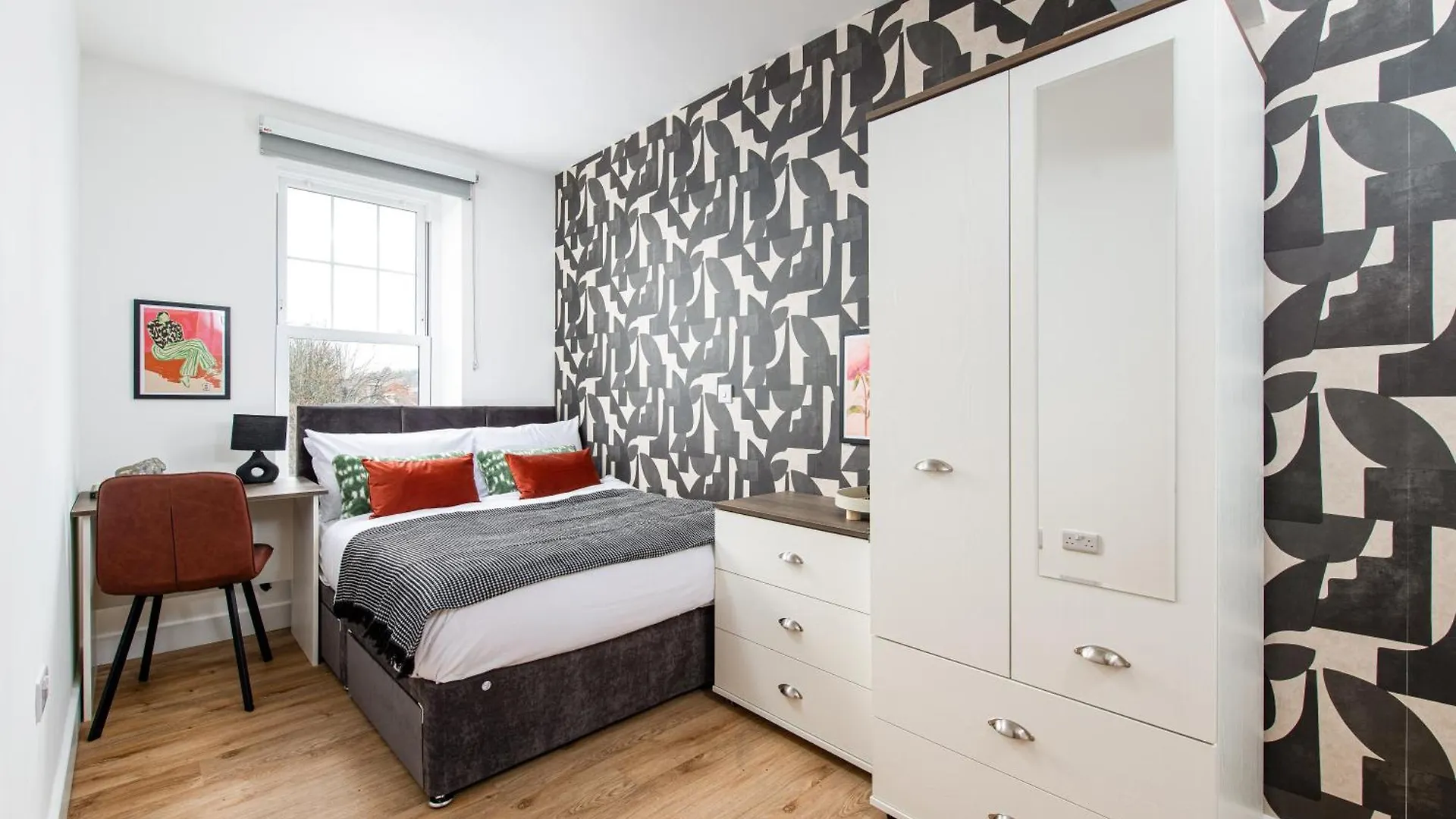 Stylish-5Bed-5Bath-Freeparking-By Fabaccommodation Bristol Apartment