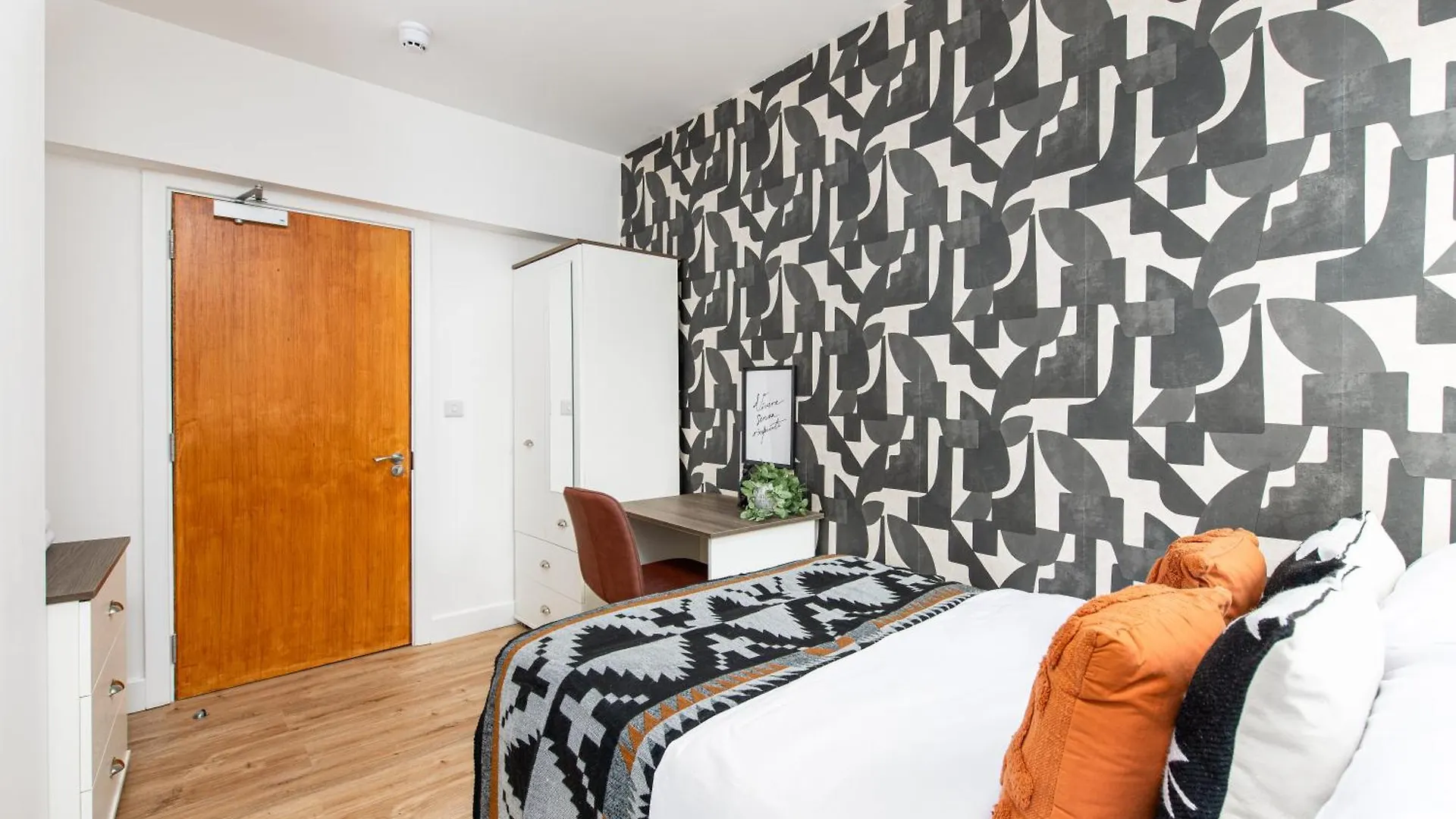 Apartment Stylish-5Bed-5Bath-Freeparking-By Fabaccommodation Bristol