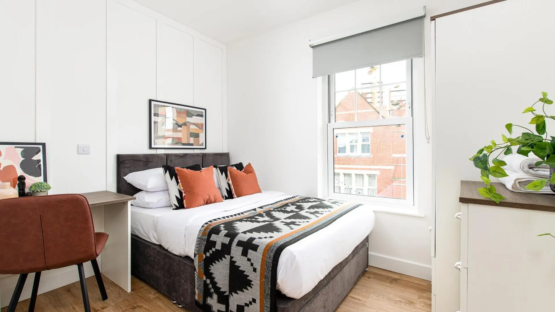 Stylish-5Bed-5Bath-Freeparking-By Fabaccommodation Bristol
